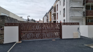 Installation d'un portail et d'une allée en béton